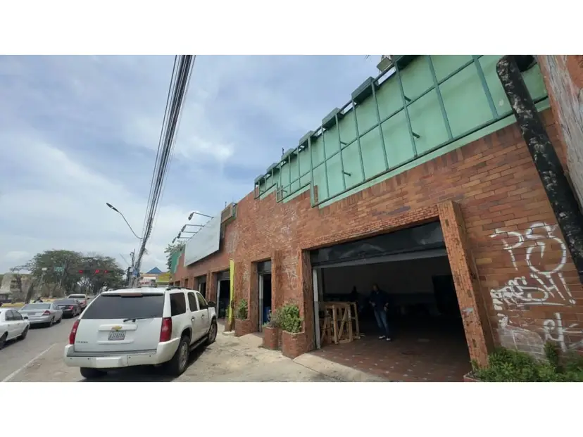 Galpón con área comercial av intercomunal Barcelona
