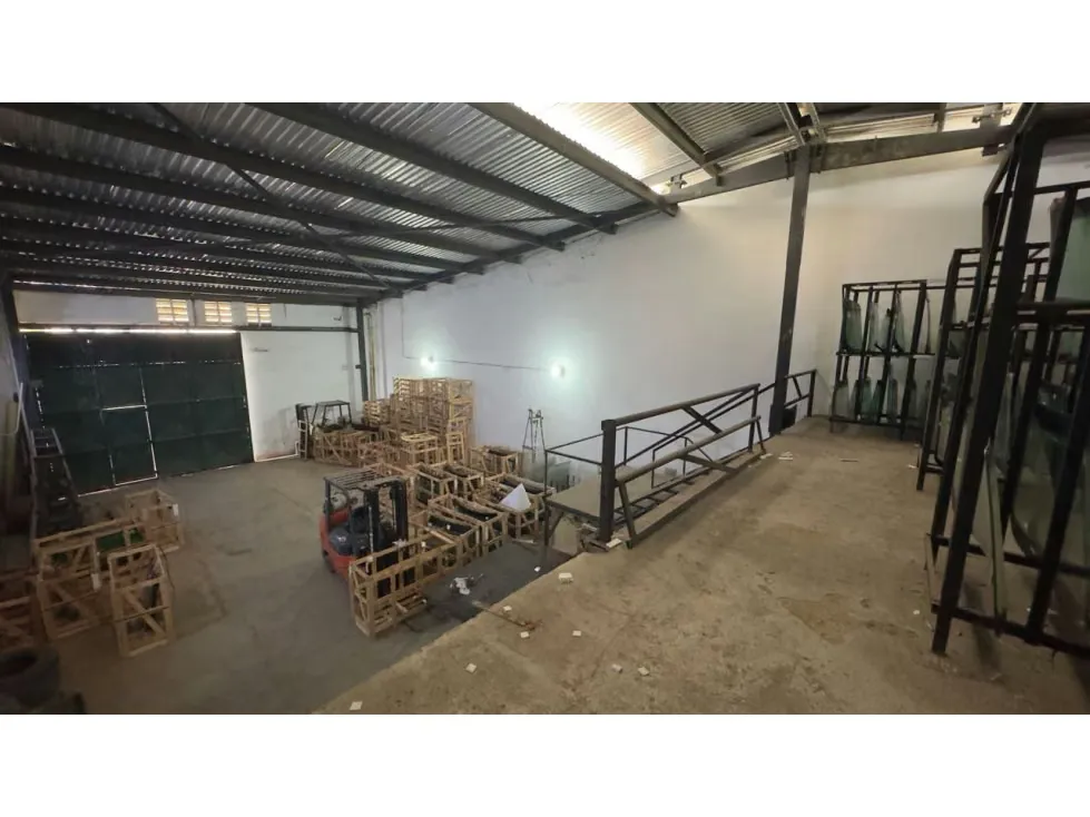 Galpón con área comercial av intercomunal Barcelona - 6