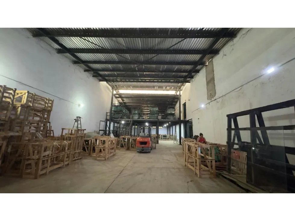 Galpón con área comercial av intercomunal Barcelona - 10