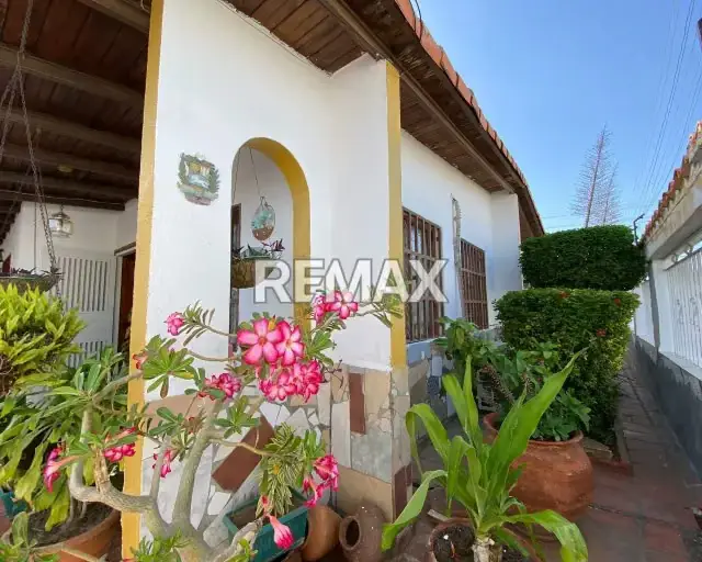 ¡TU INVERSIÓN IDEAL EN LOS BUCANEROS, PORLAMAR! EN VENTA AMPLIA CASA PRINCIPAL MÁS 2 ANEXOS PERFECTOS PARA RENTAR O FAMILIAS GRANDES. EXCELENTE UBICACIÓN EN MARGARITA. ¡DESCÚBRELA!
