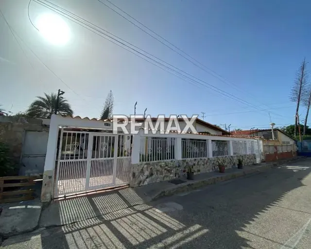 ¡TU INVERSIÓN IDEAL EN LOS BUCANEROS, PORLAMAR! EN VENTA AMPLIA CASA PRINCIPAL MÁS 2 ANEXOS PERFECTOS PARA RENTAR O FAMILIAS GRANDES. EXCELENTE UBICACIÓN EN MARGARITA. ¡DESCÚBRELA! - 2