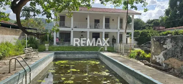 CASA COMERCIAL EN LA AV. LOS COLEGIOS, GUAPARO 1.020 - 8