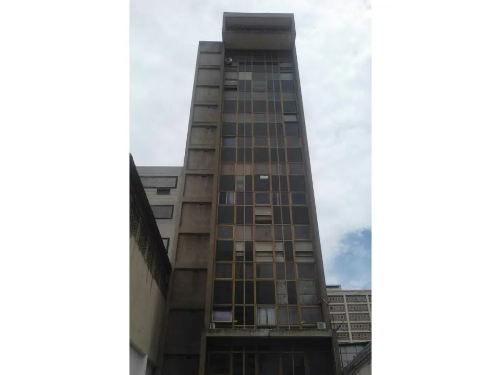 AMPLIO LOCAL EN VENTA A UNA CUADRA DE LA AV. LECUNA 382M2