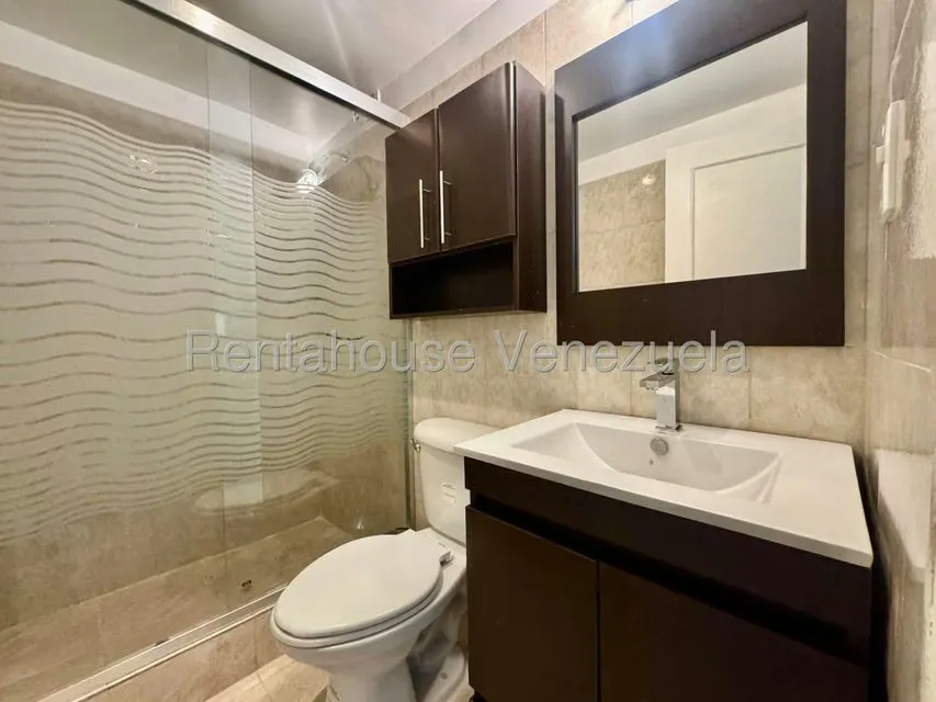 Apartamento (1 Nivel) en Alquiler en Colinas de La Tahona, Distrito Metropolitano - 12