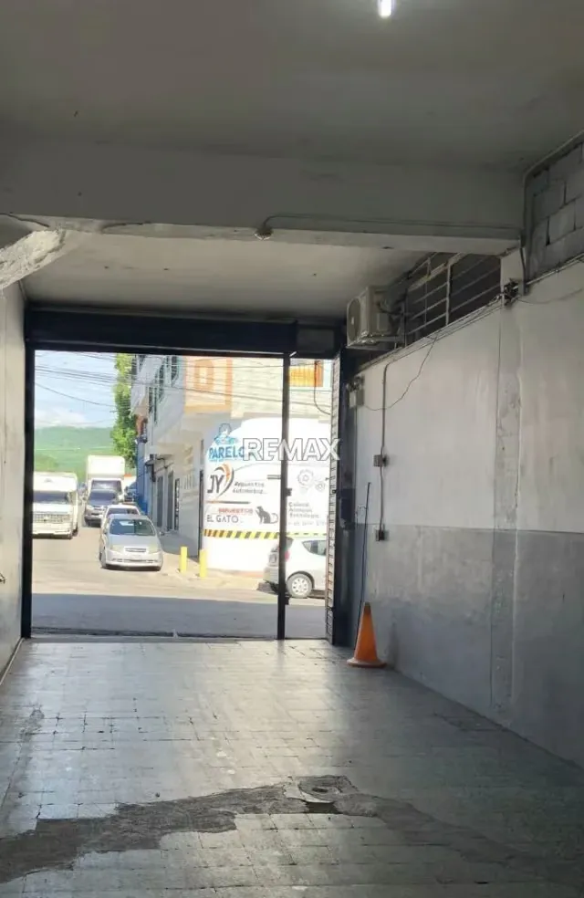 En Alquiler local comercial Av. 9 Sector el Bolo - 2