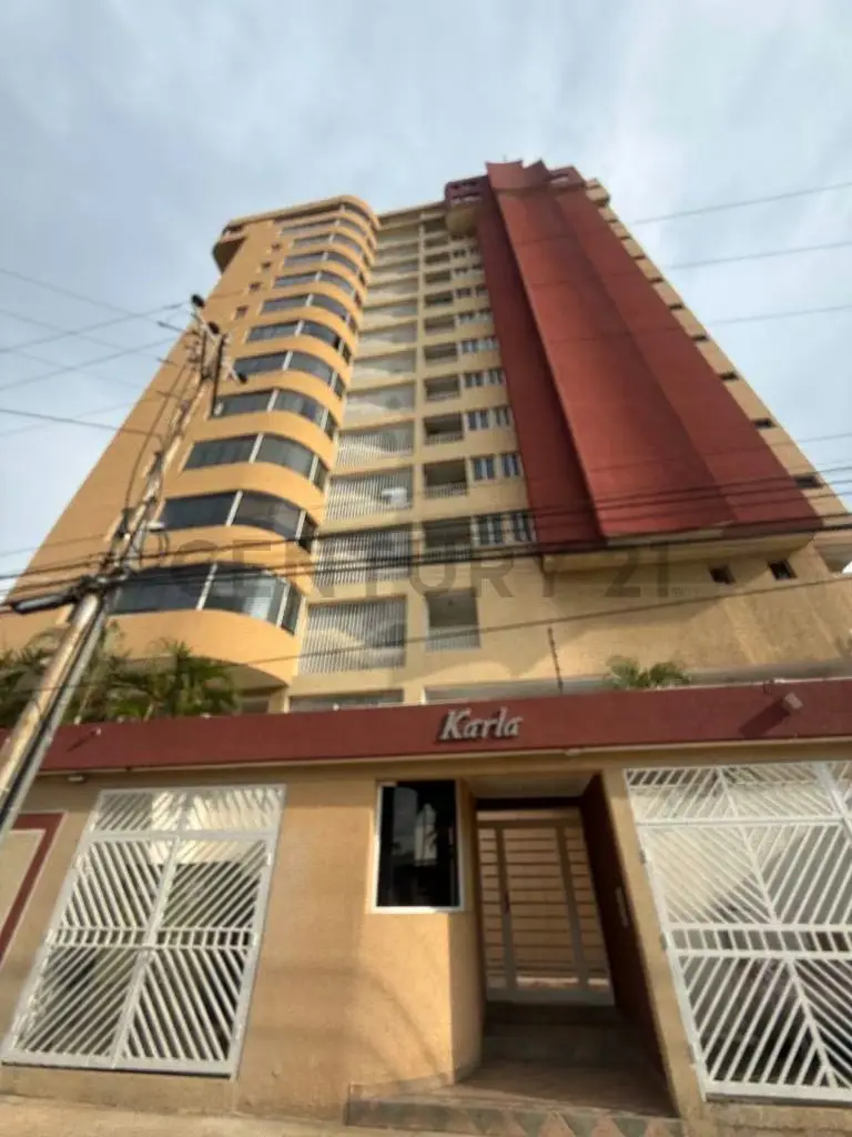 Apartamento en alquiler en Lechería en el CR Karla Valentina, Playa Mansa.