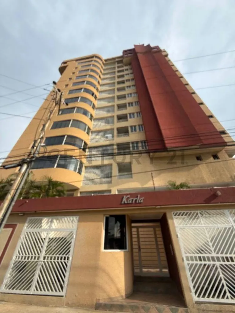 Apartamento en alquiler en Lechería en el CR Karla Valentina, Playa Mansa.