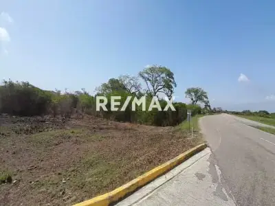 EN VENTA TERRENO DE 11.824 METROS CUADRADOS UBICADO EN PLENA AUTOPISTA DE TUCACAS AL LADO DEL CONJUNTO RESIDENCIAL COCO MANGO EN TUCACAS.