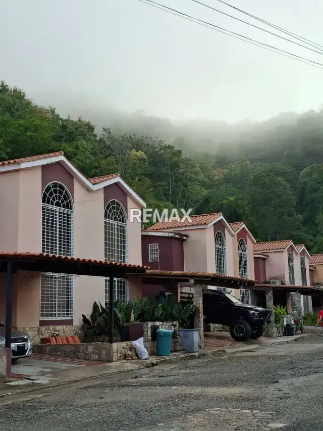 TOWNHOUSE EN VENTA CONJ. RES. LOMAS DEL ROCÍO. LA ENTRADA NAGUANAGUA