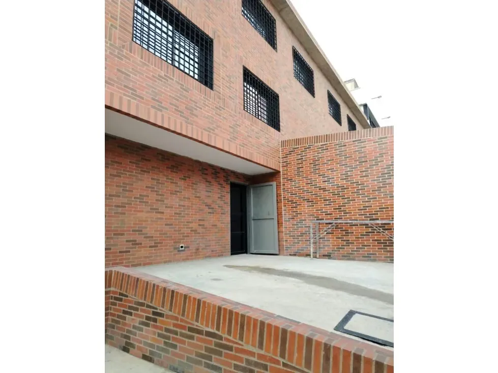 SE ALQUILA GALPON INDUSTRIAL EN BOLEITA 700m2