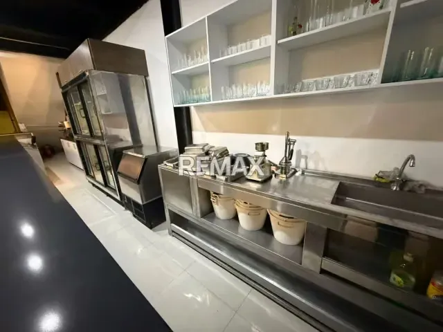 En venta local comercial. Av Ollarvides - 2