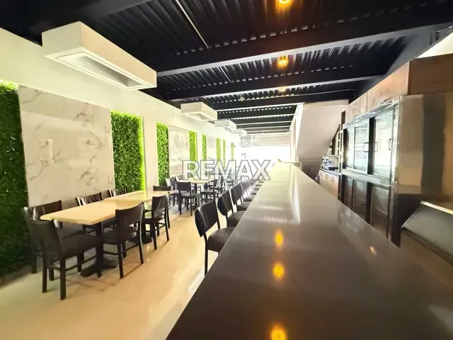 En venta local comercial. Av Ollarvides - 3