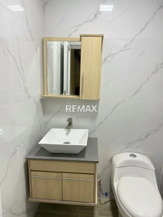 En venta local comercial. Av Ollarvides - 4