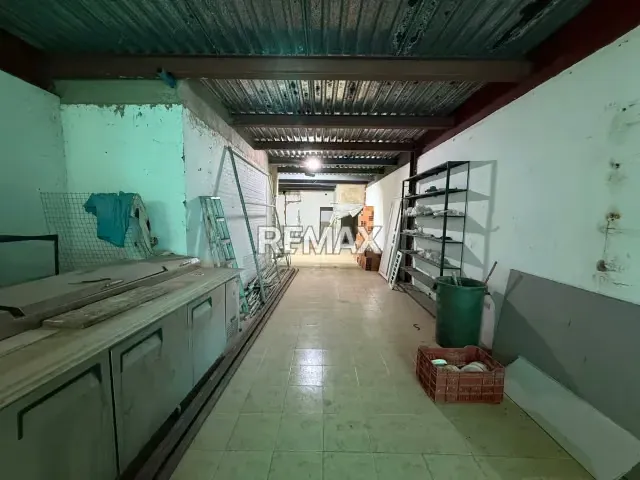 En venta local comercial. Av Ollarvides - 6