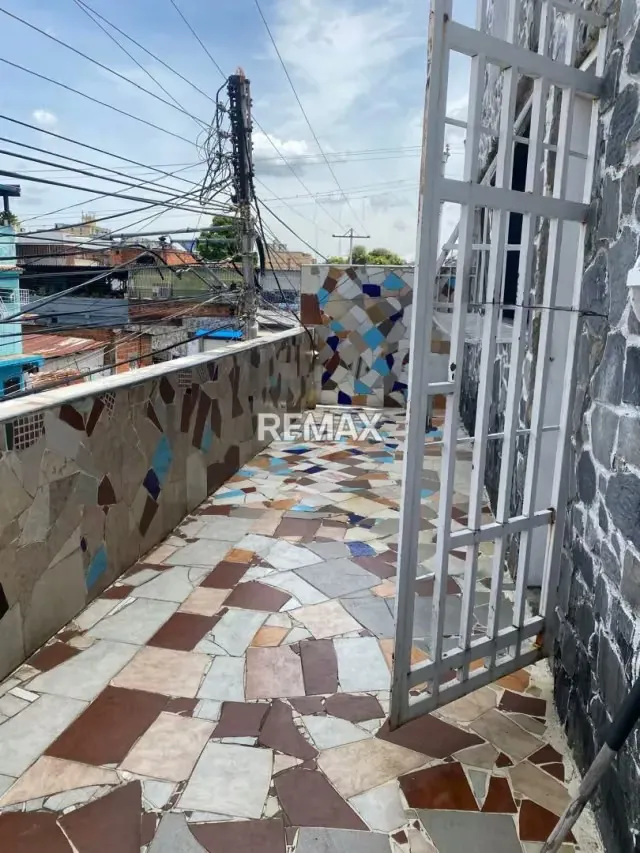 EN VENTA AMPLIA CASA EN LOS OLIVOS - 2