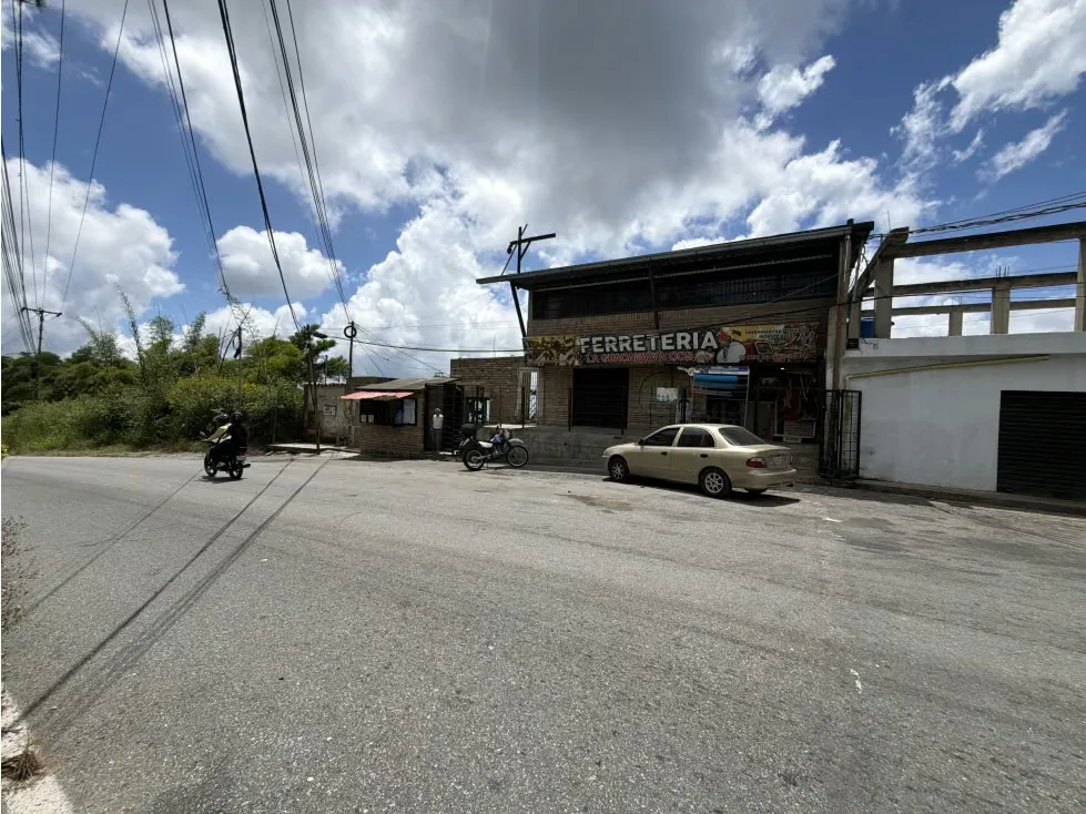 Alquilo local comercial en piso 1 100m2 Av Ppal Los Guayabitos 5596 - 2