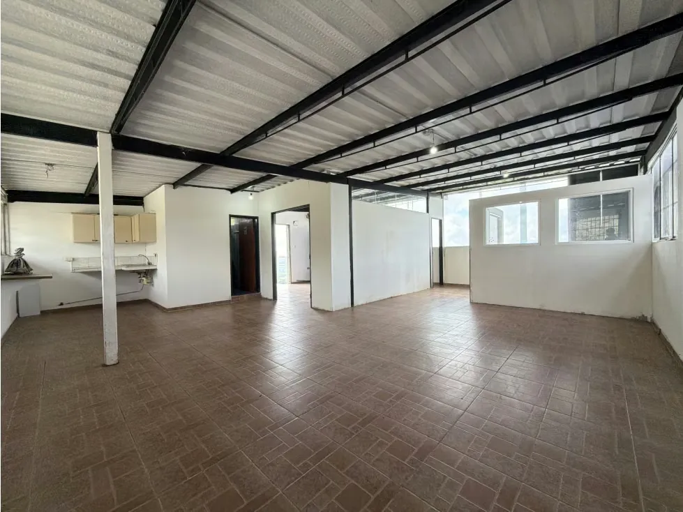 Alquilo local comercial en piso 1 100m2 Av Ppal Los Guayabitos 5596 - 4