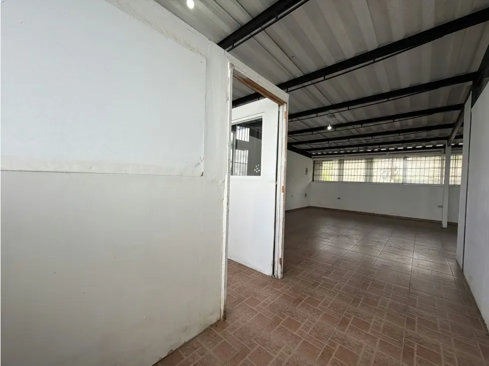 Alquilo local comercial en piso 1 100m2 Av Ppal Los Guayabitos 5596 - 6