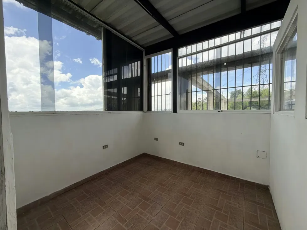 Alquilo local comercial en piso 1 100m2 Av Ppal Los Guayabitos 5596 - 7