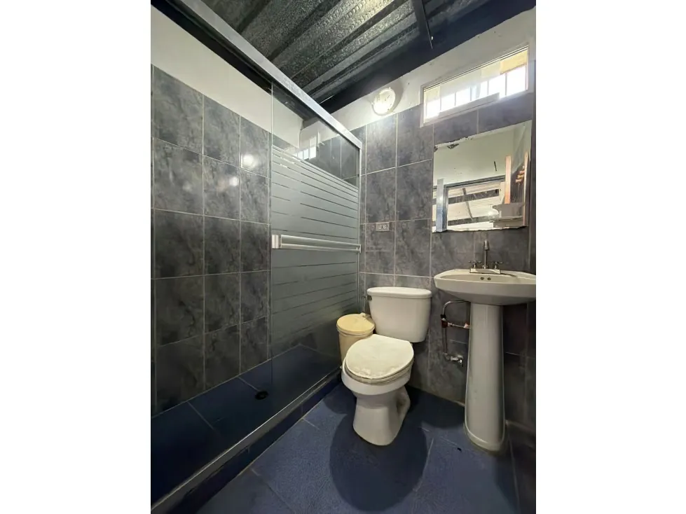 Alquilo local comercial en piso 1 100m2 Av Ppal Los Guayabitos 5596 - 9