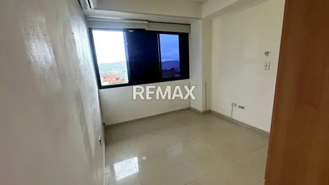 Apartamento actualizado y amoblado en la Urb El Peñon - 9