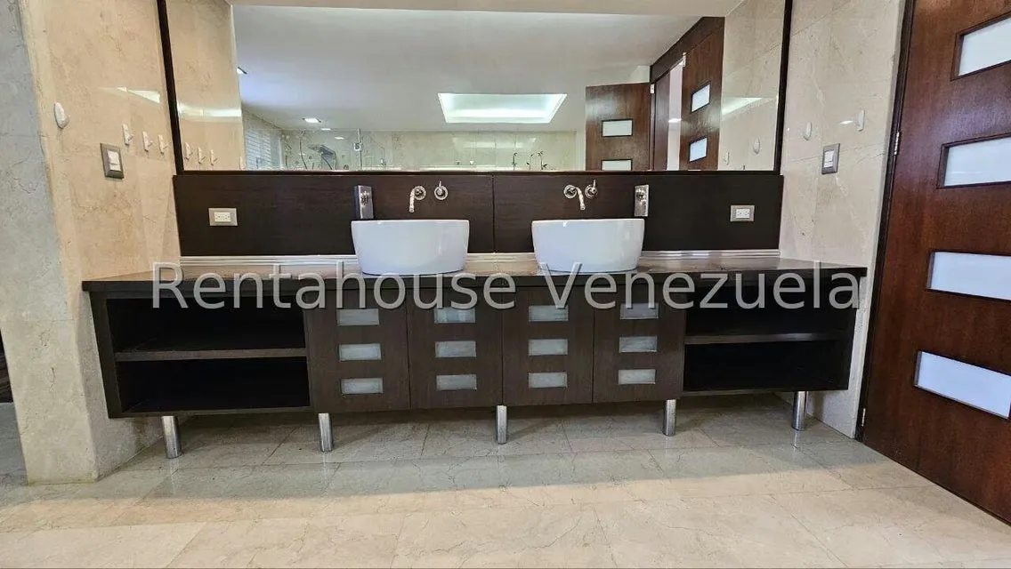 Casa (Multipes Niveles) en Venta en Cumbres de Curumo, Distrito Metropolitano - 12
