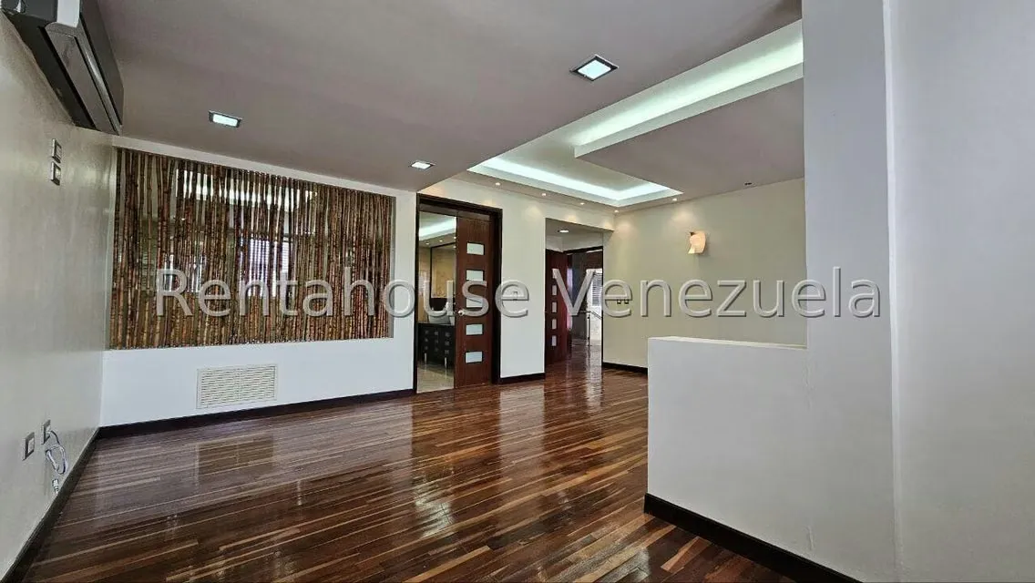 Casa (Multipes Niveles) en Venta en Cumbres de Curumo, Distrito Metropolitano - 111