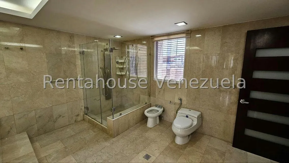Casa (Multipes Niveles) en Venta en Cumbres de Curumo, Distrito Metropolitano - 113