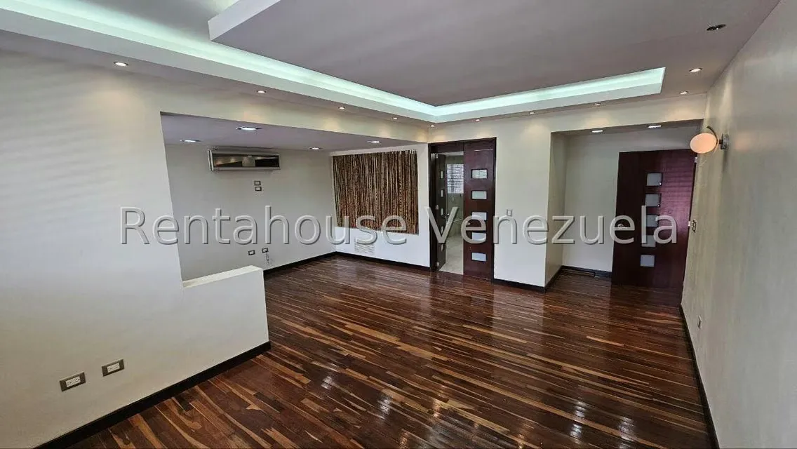 Casa (Multipes Niveles) en Venta en Cumbres de Curumo, Distrito Metropolitano - 118