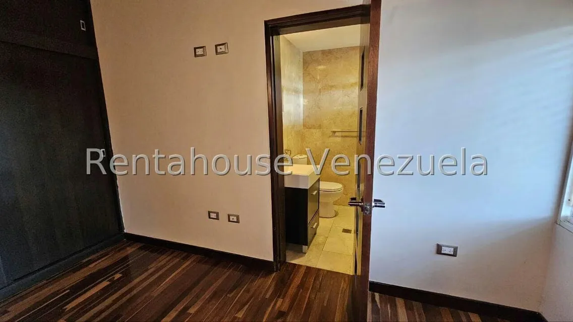 Casa (Multipes Niveles) en Venta en Cumbres de Curumo, Distrito Metropolitano - 121