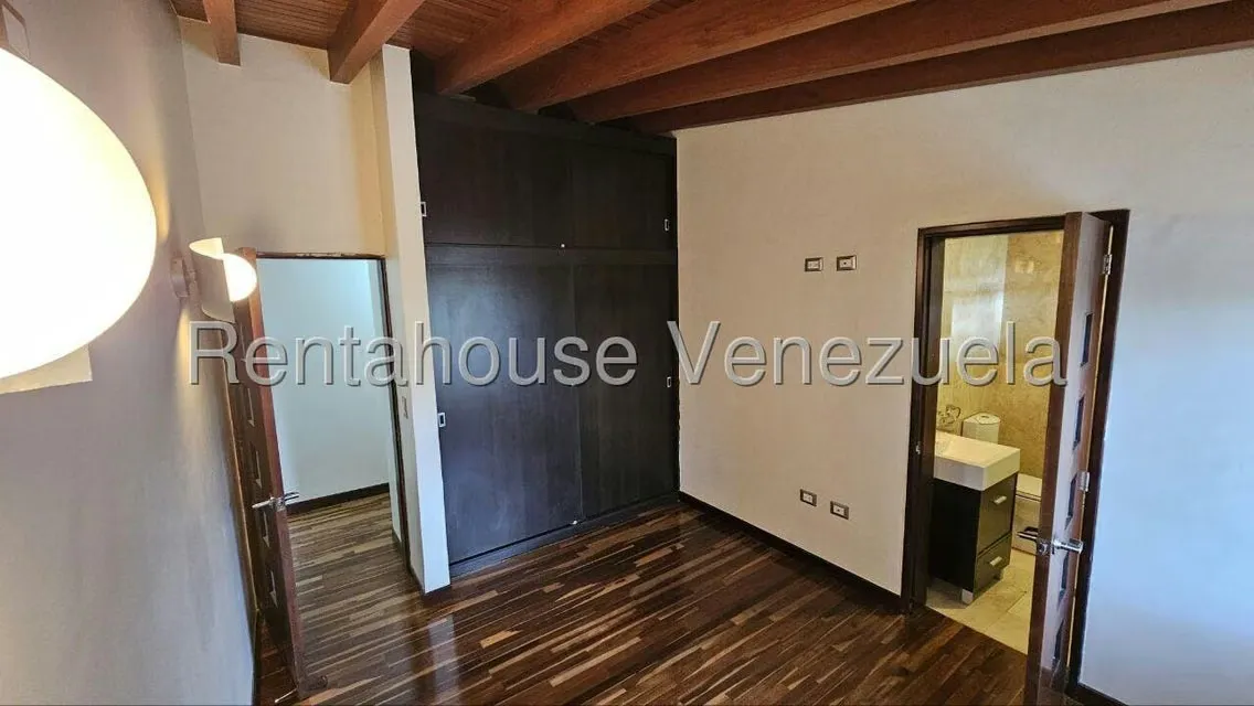 Casa (Multipes Niveles) en Venta en Cumbres de Curumo, Distrito Metropolitano - 130