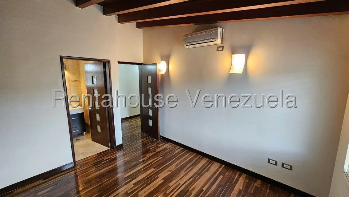 Casa (Multipes Niveles) en Venta en Cumbres de Curumo, Distrito Metropolitano - 35