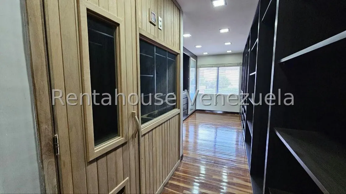 Casa (Multipes Niveles) en Venta en Cumbres de Curumo, Distrito Metropolitano - 64