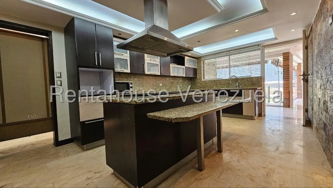 Casa (Multipes Niveles) en Venta en Cumbres de Curumo, Distrito Metropolitano - 76