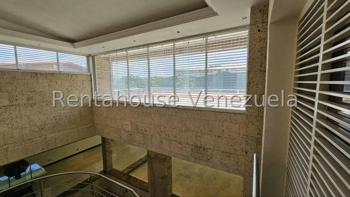 Casa (Multipes Niveles) en Venta en Cumbres de Curumo, Distrito Metropolitano - 93