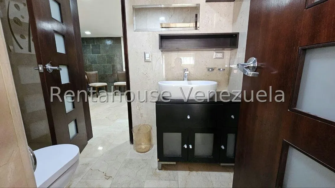 Casa (Multipes Niveles) en Venta en Cumbres de Curumo, Distrito Metropolitano - 95