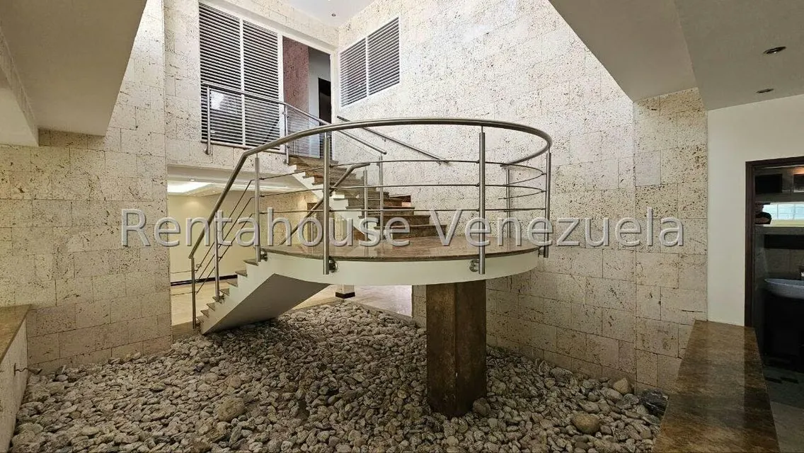 Casa (Multipes Niveles) en Venta en Cumbres de Curumo, Distrito Metropolitano - 98