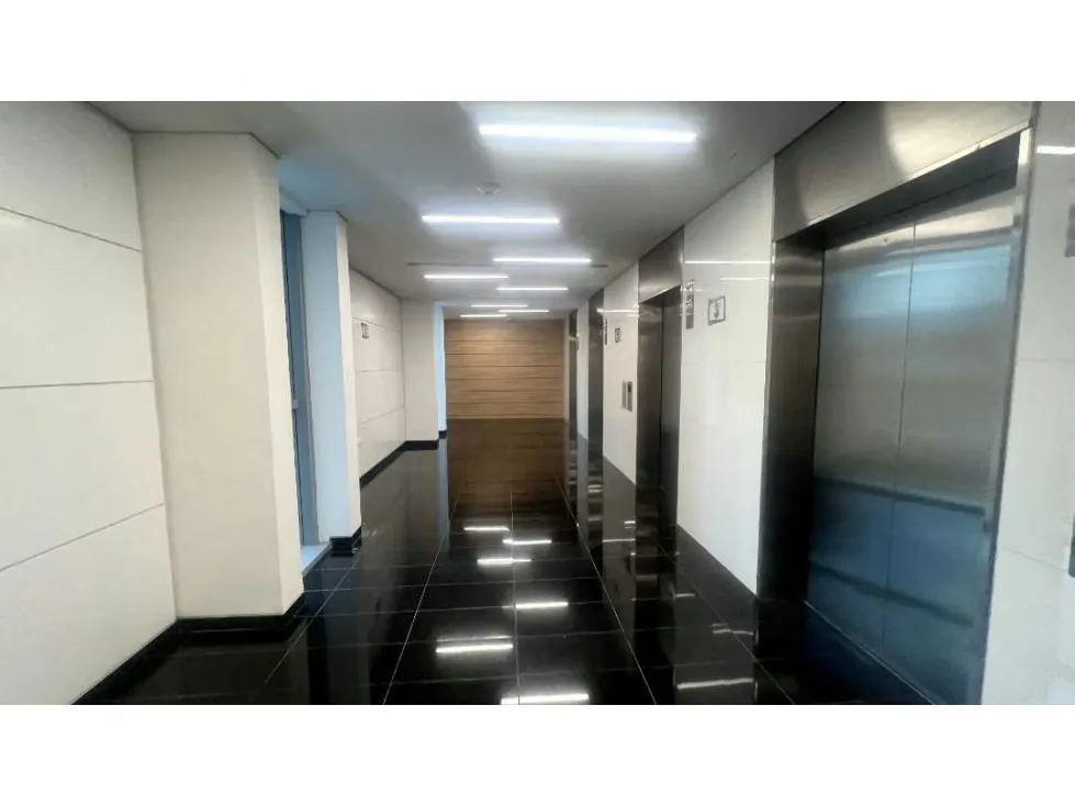 Se Alquila Oficina 300 M2 en la Torre Luxor, Urbanización Las Mercedes - 2