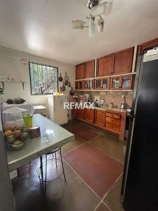 Gran Oportunidad*de adquirir una casa de 2 pisos, con excelente distribución, espacios independientes qué generan rentabilidad. *Ubicada* En Las Américas Fría. Edo. Táchira. - 2