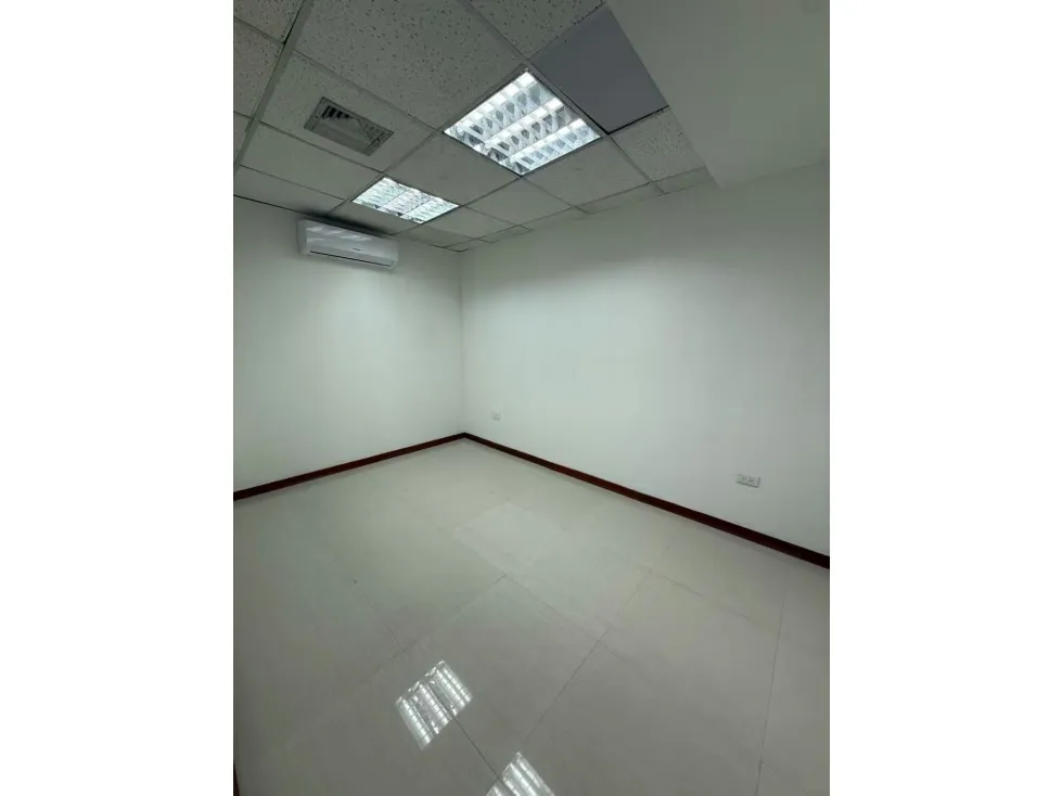 SE ALQUILA OFICINA EN TORRE CREDICARD - 11