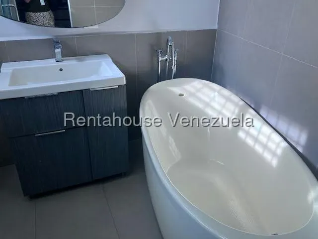 Apartamento (1 Nivel) en Venta en Los Chorros, Distrito Metropolitano - 27