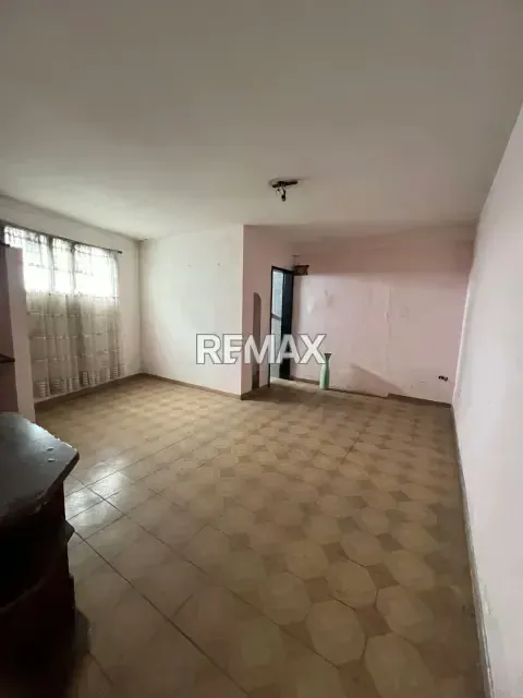 Oportunidad de Inversión! Casa Comercial -Av. Independencia - 3