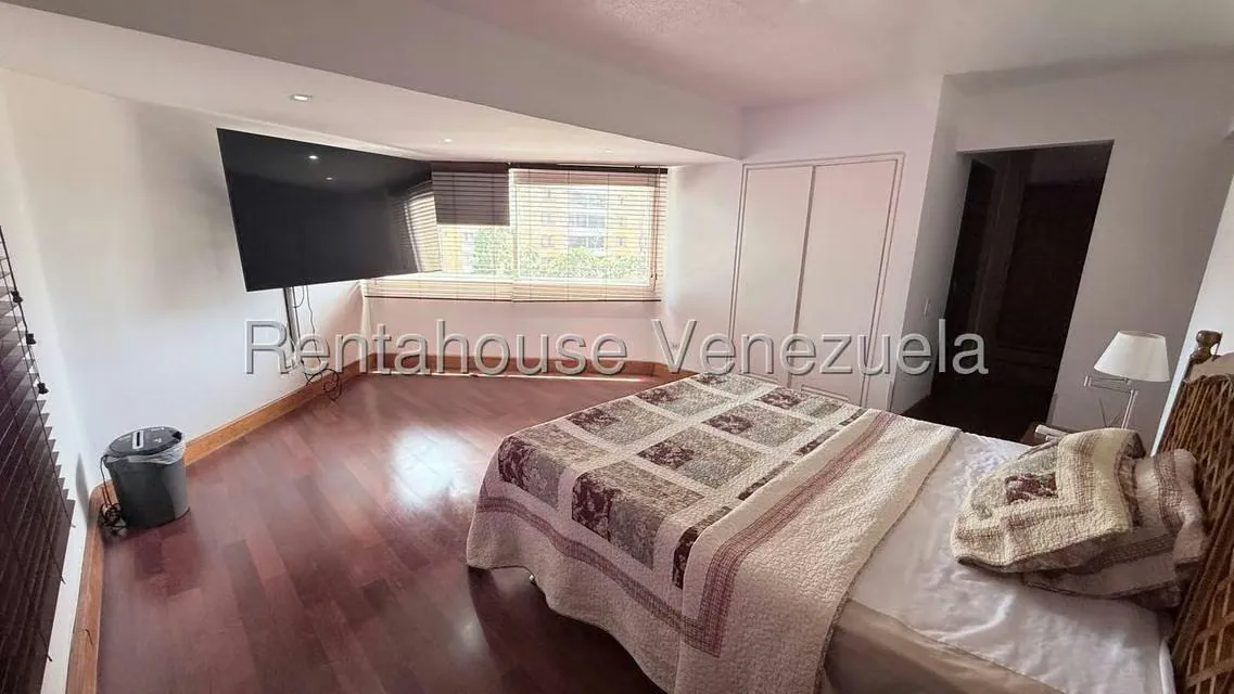 Apartamento (1 Nivel) en Venta en Los Dos Caminos, Distrito Metropolitano - 24