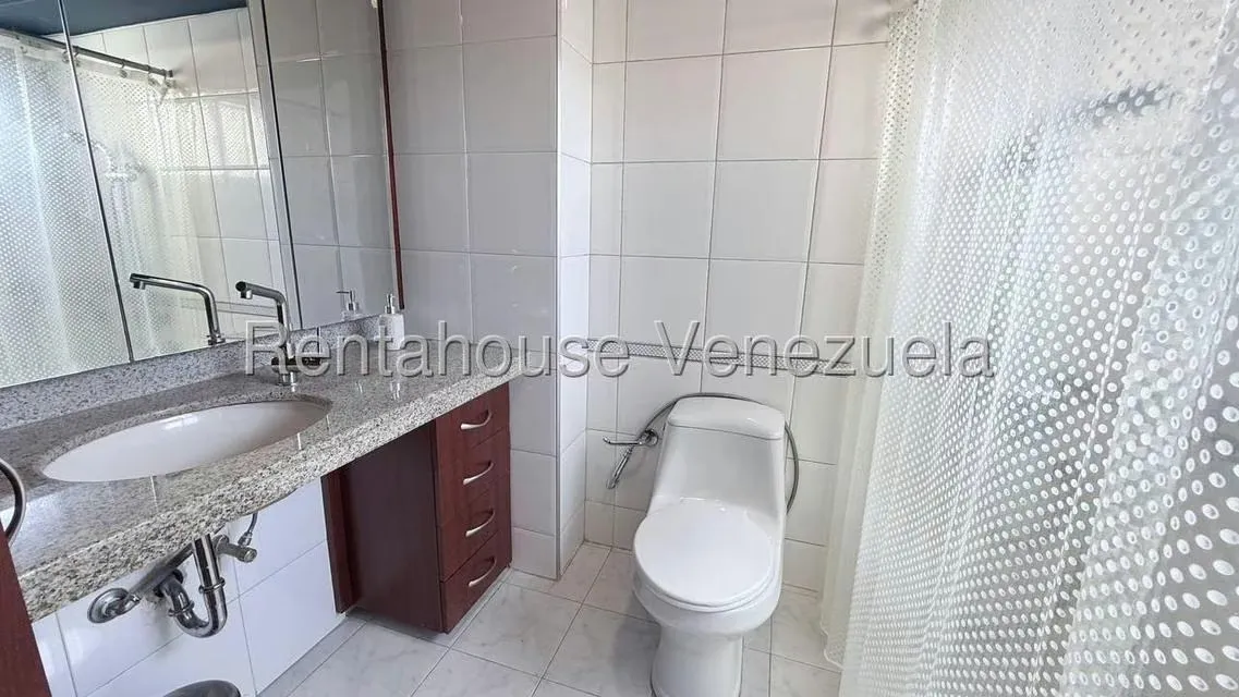 Apartamento (1 Nivel) en Venta en Los Dos Caminos, Distrito Metropolitano - 27