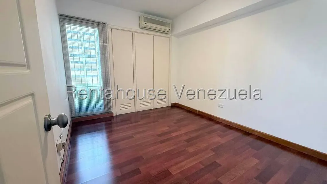 Apartamento (1 Nivel) en Venta en Los Dos Caminos, Distrito Metropolitano - 34