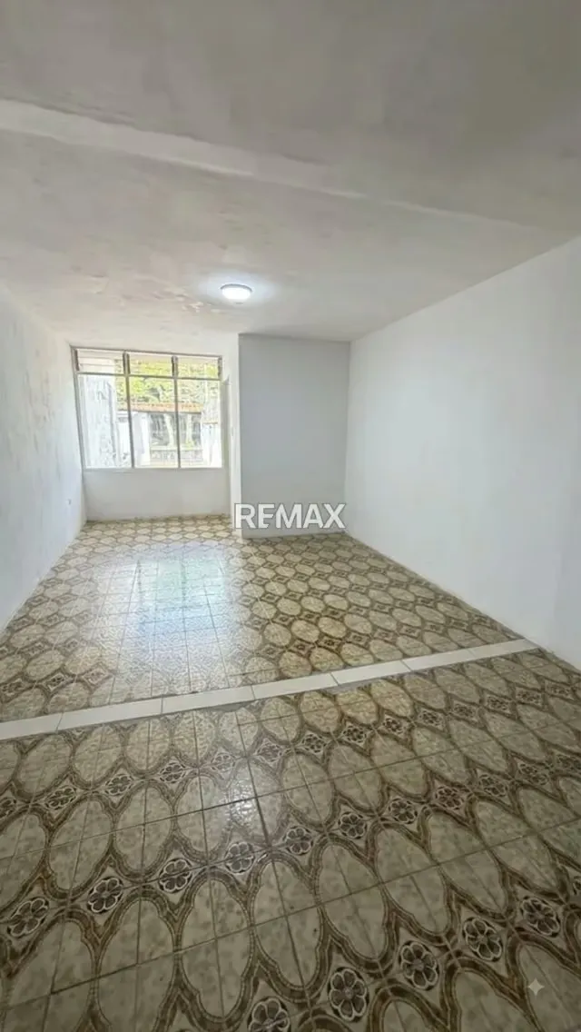 Local Comercial ubicado en la Avenida 19 de Abril, - 5