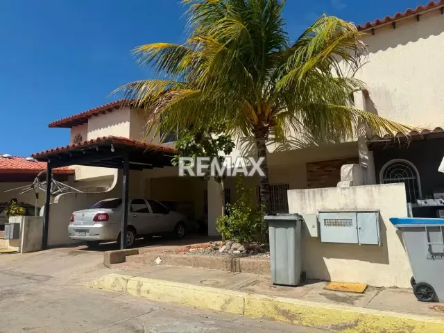 TOWNHOUSE MODERNO EN URBANIZACIÓN MANANTIAL DE LOS ROBLES, CALLE FRATERNINADA, VIA LOS ROBLES - 4