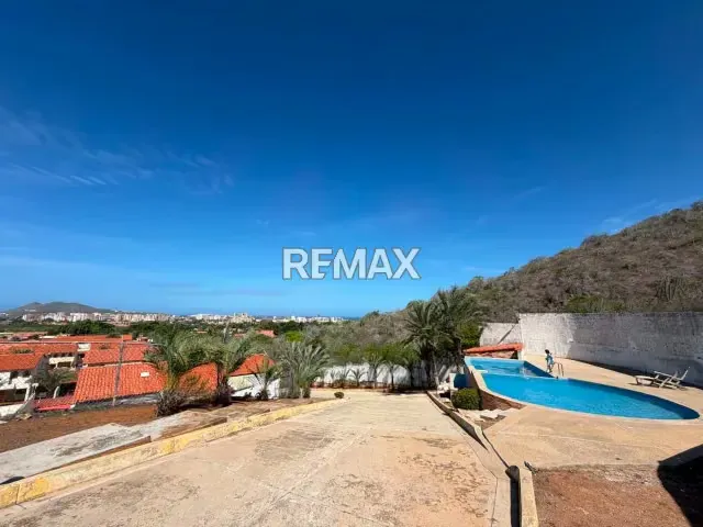 TOWNHOUSE MODERNO EN URBANIZACIÓN MANANTIAL DE LOS ROBLES, CALLE FRATERNINADA, VIA LOS ROBLES - 6