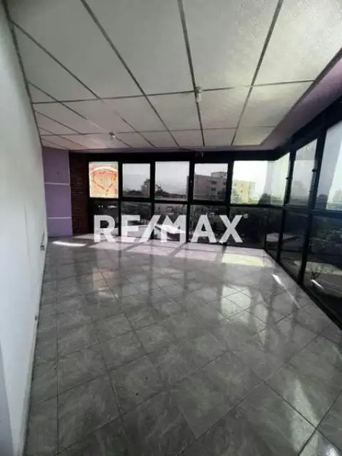 Excelente Oportunida de Alquiler de Oficina en el Centro Empresarial Uniaragua.