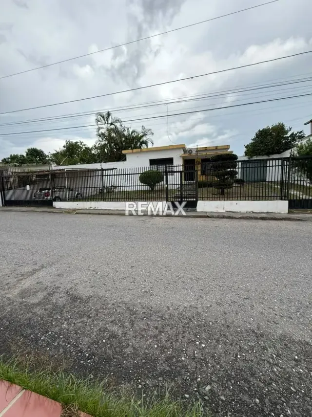 Casa para remodelar en Colinas de Santa Rosa